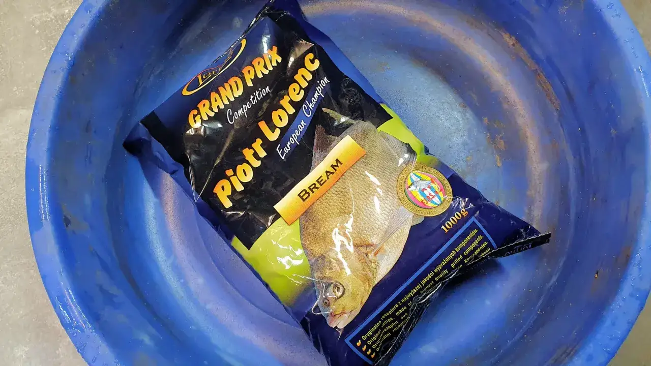 Opakowanie zanęty Lorpio Grand Prix Piotr Lorenc z wizerunkiem leszcza, gotowe do użycia na ryby.