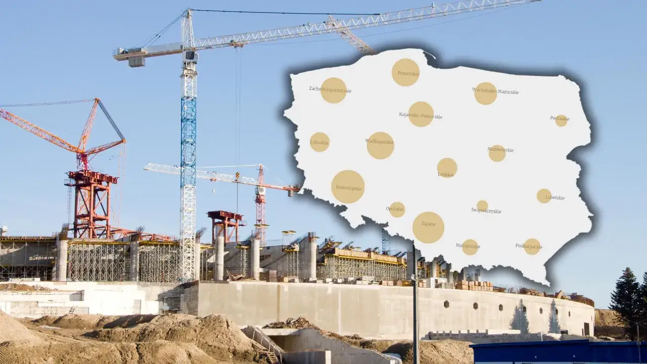 Budowa wielkiej inwestycji, na tle której widnieje mapa Polski z zaznaczonymi regionami, sugeruje ukryte przyczyny bankructwa znanej firmy deweloperskiej z dużym bankiem ziemi.