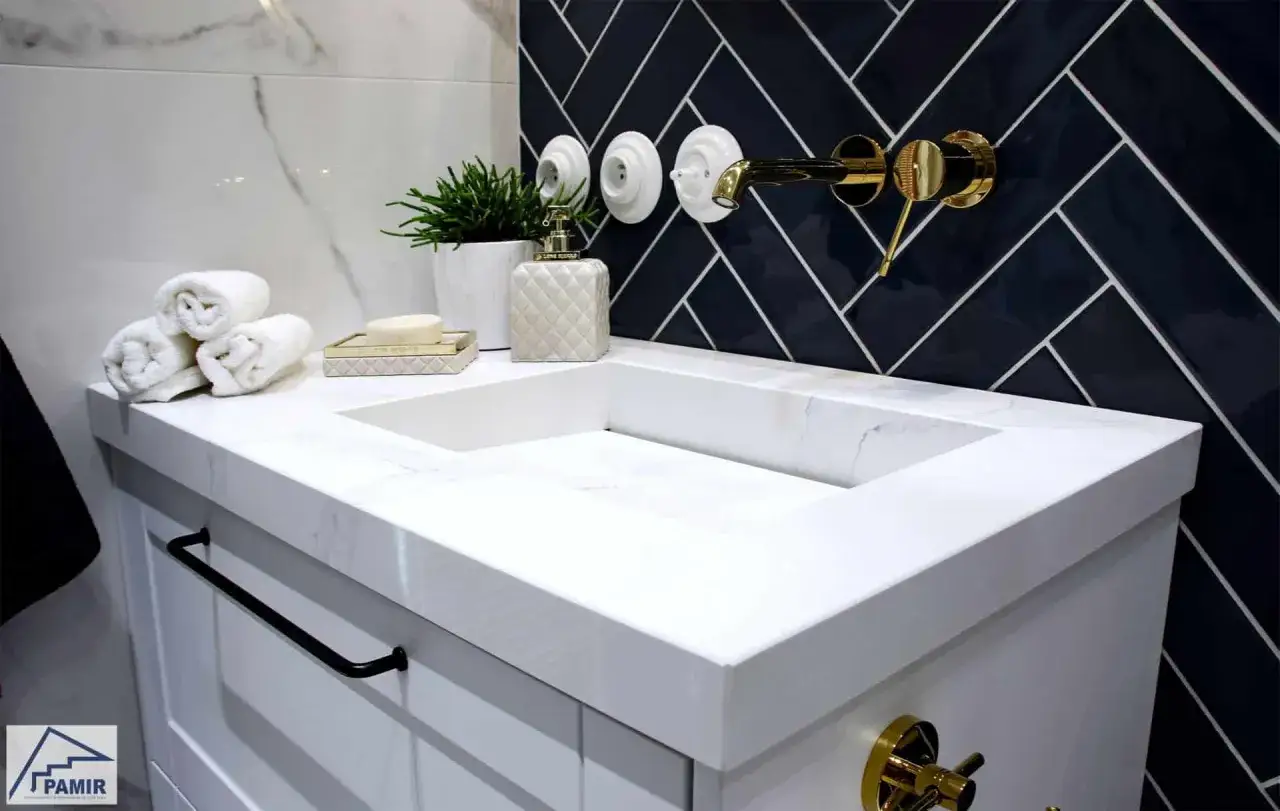 Jaki blat do łazienki pod umywalkę? Materiały, ceny, porady eksperta