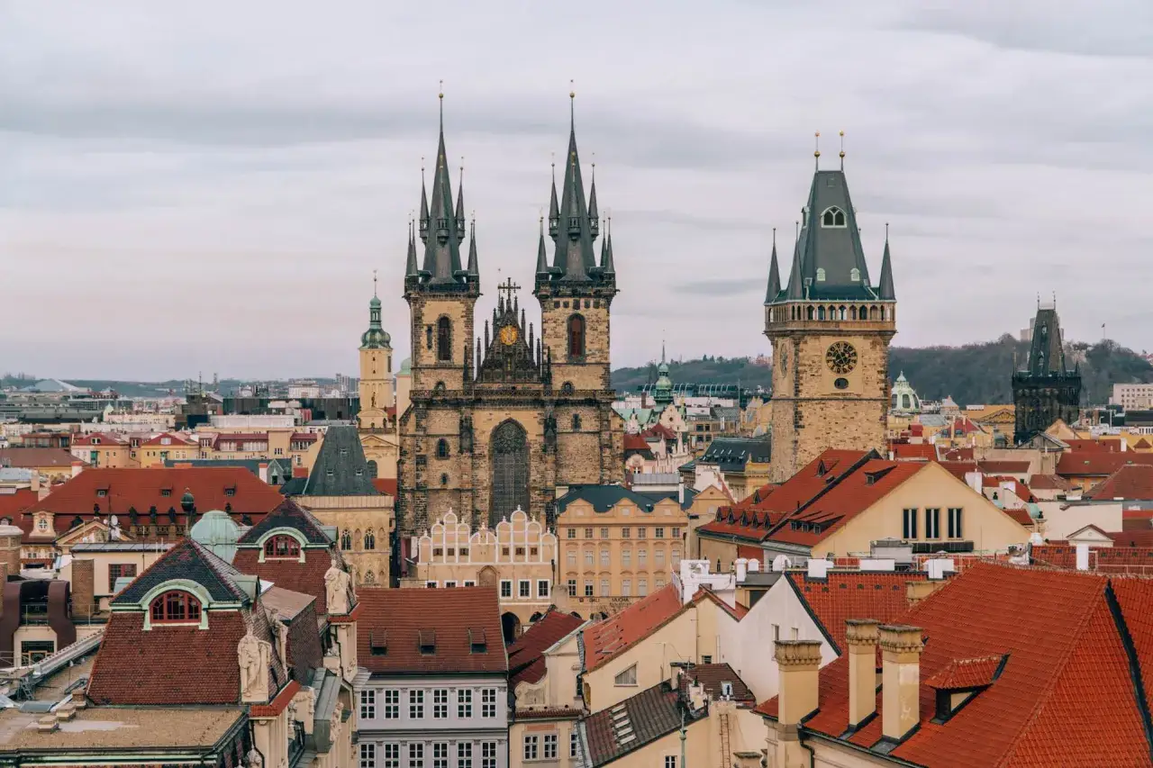 Jak dojechać do pragi pociągiem – najlepsze połączenia, ceny i wskazówki