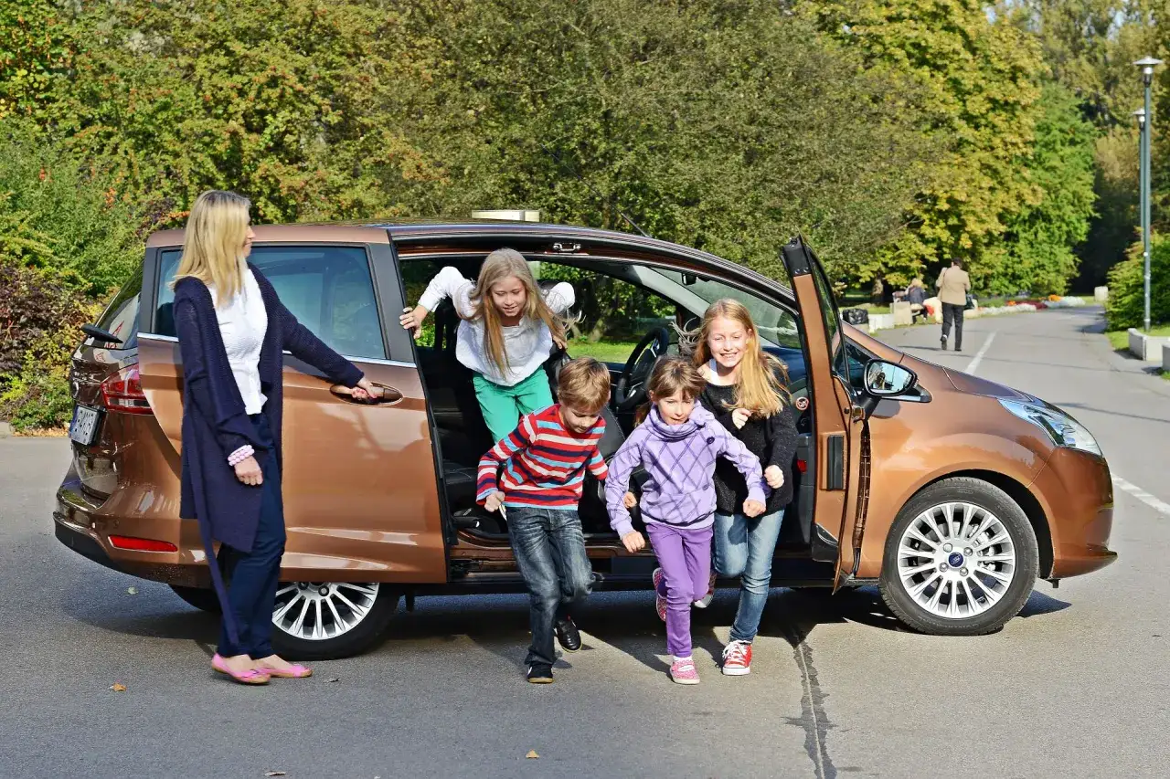 Ile osób w busie na kat. B? Limity, kary i bezpieczeństwo