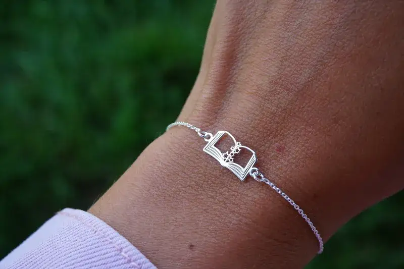 Ile kosztuje srebrna bransoletka? Poznaj ceny i najważniejsze czynniki