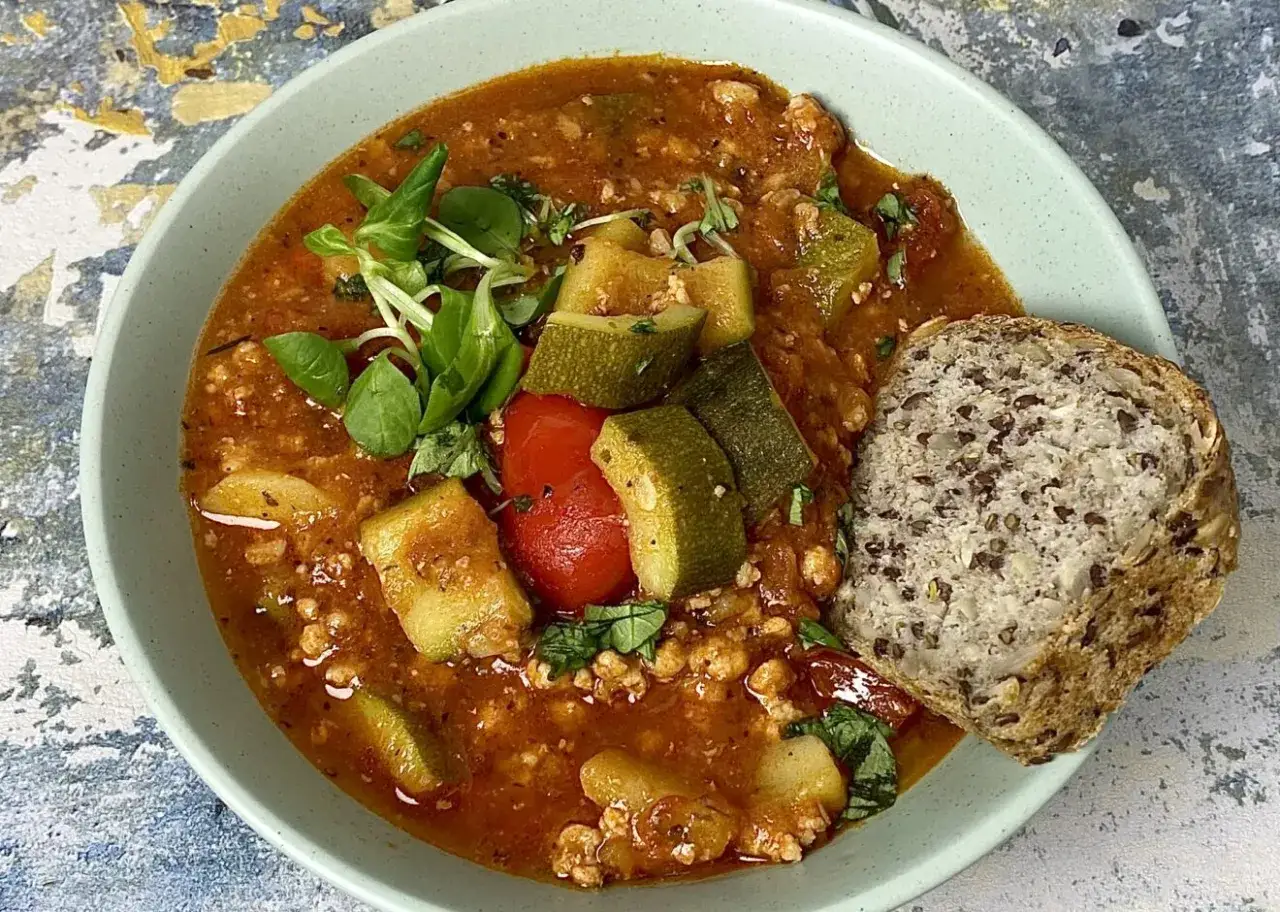 Gulasz z cukinii i pomidorów z mielonym mięsem, idealny pomysł co na obiad szybko. Podany z chlebem pełnoziarnistym.