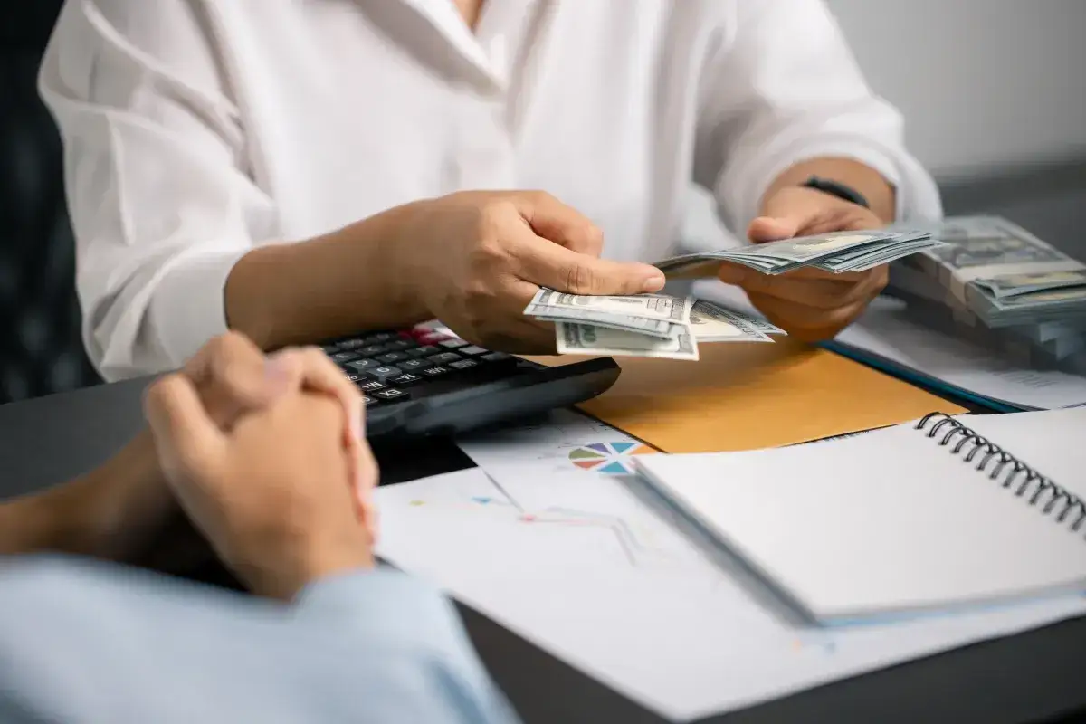 Umowa o dzieło a komornik: Jak chronić swoje wynagrodzenie?