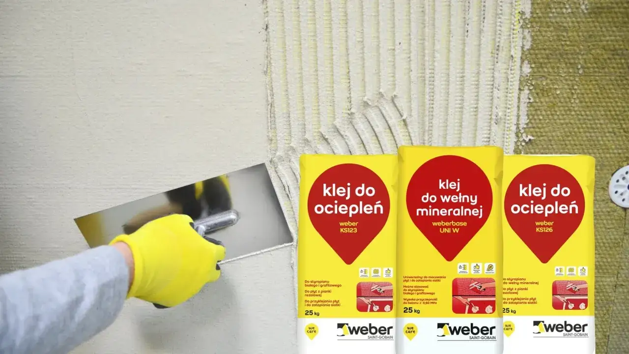 Ręka w żółtej rękawicy nakłada klej do ociepleń na ścianę. Obok worki z klejem do wełny mineralnej i do ociepleń.