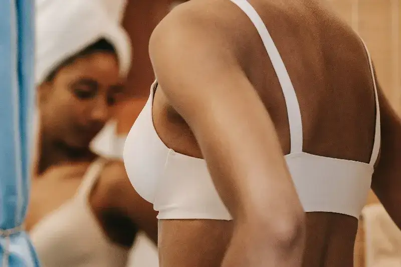 Jak prać białe staniki, aby uniknąć ich zniszczenia i zszarzenia