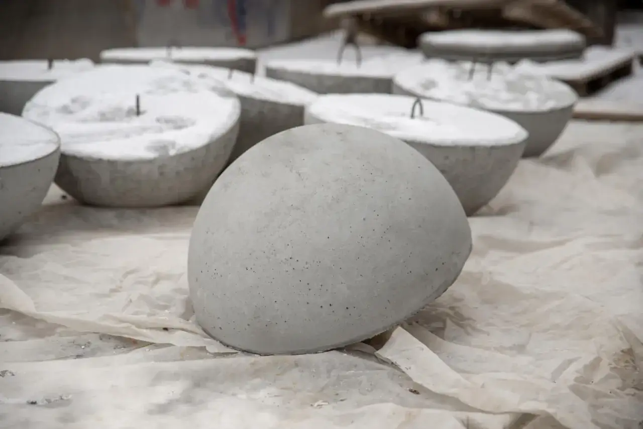 Ozdoby do ogrodu z cementu czy betonu – co wybrać dla trwałości?