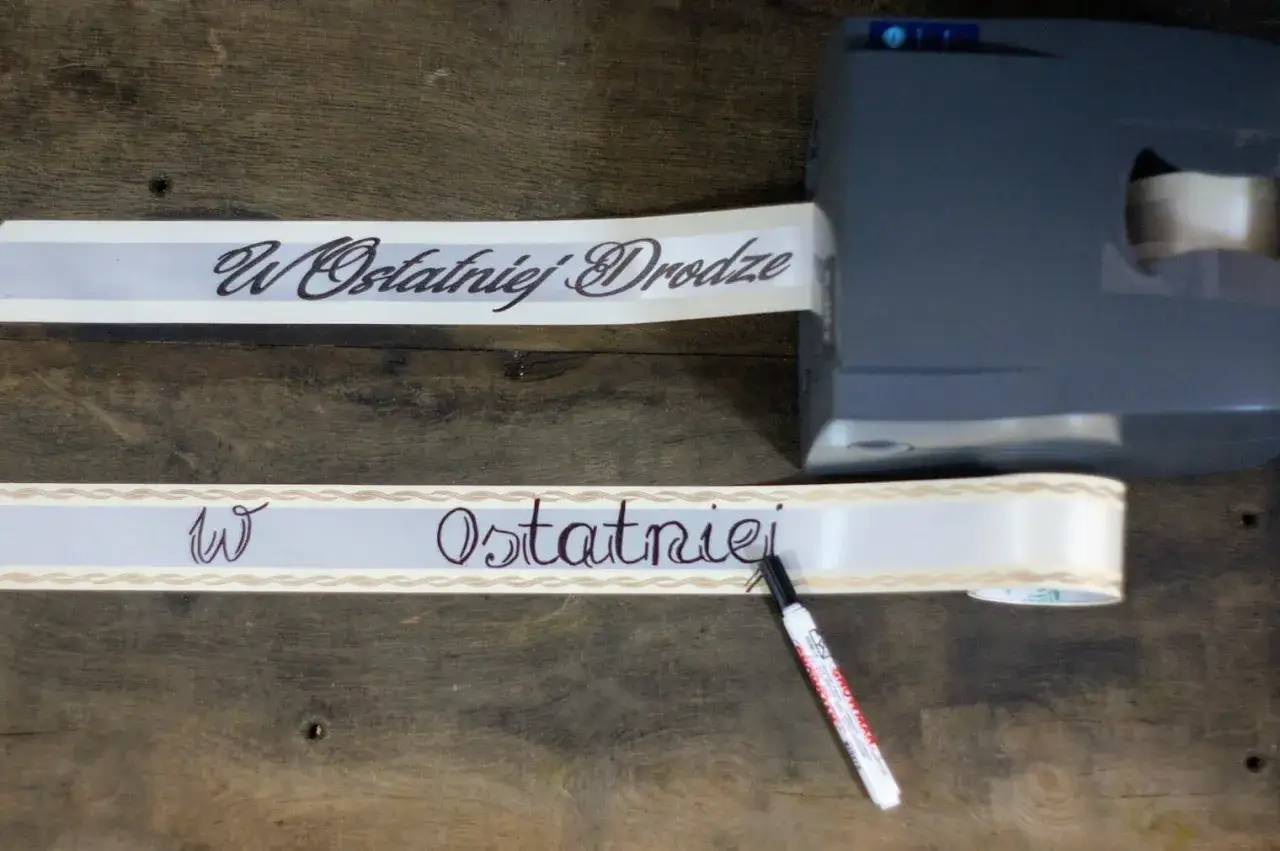 Jak wybrać napis na szarfę pogrzebową? Taktowne porady