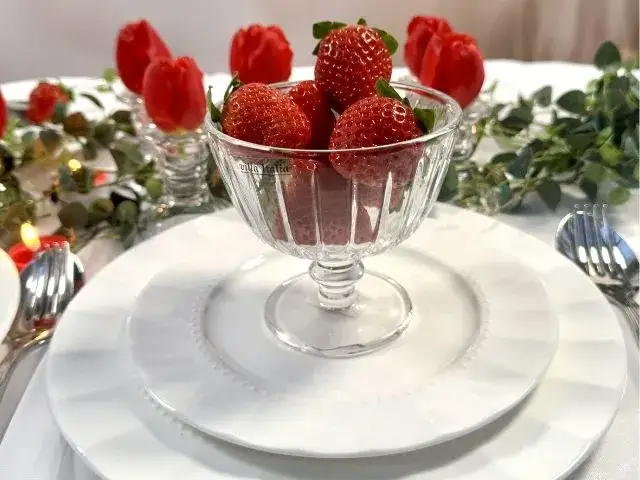 Jak nakryć stół na romantyczną kolację? Stwórz magiczny wieczór!