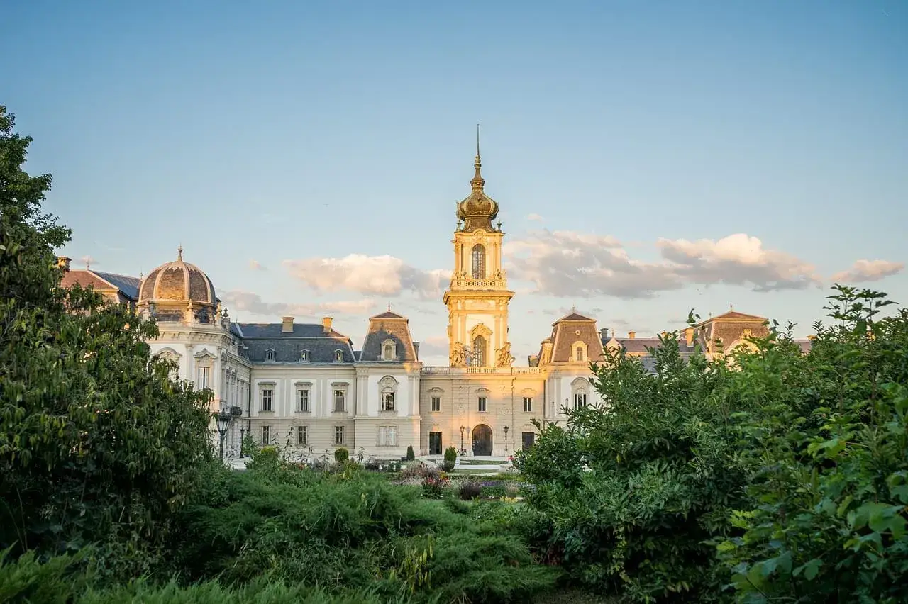 Wspaniały pałac, jak z baśni o królu i królowej, otoczony bujną zielenią. Wieża wznosi się ku niebu, a złote kopuły lśnią w słońcu.