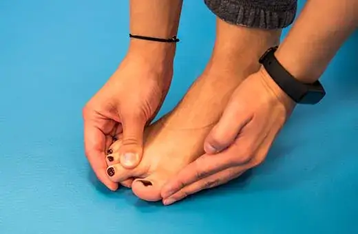 Jakie ćwiczenia na haluksy pomogą w uniknięciu bólu stóp?