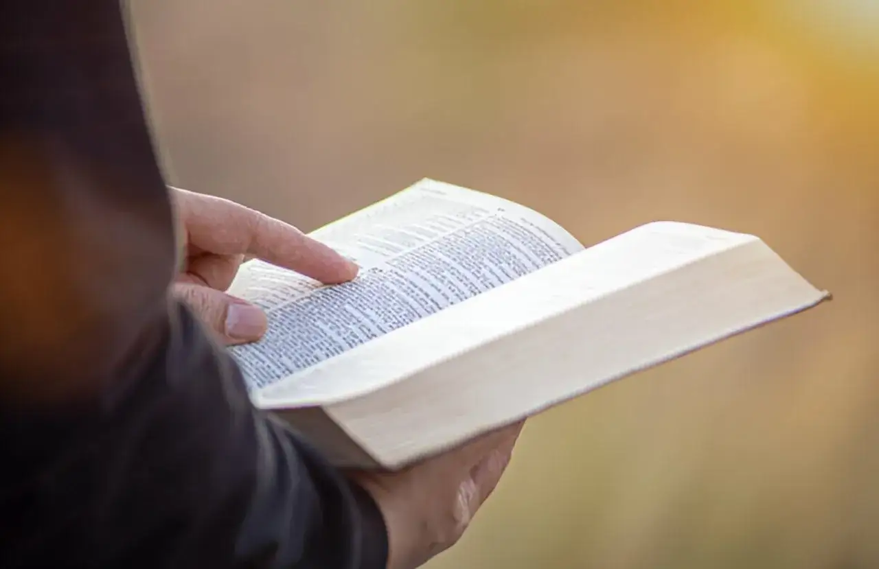 Jak czytać Biblię instrukcja: skuteczne metody dla każdego czytelnika