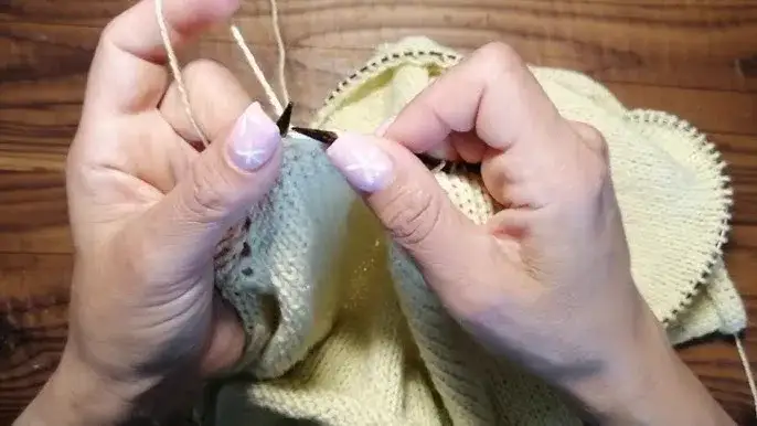 Jak zrobić dekolt w bluzce - proste metody na piękne wykończenie