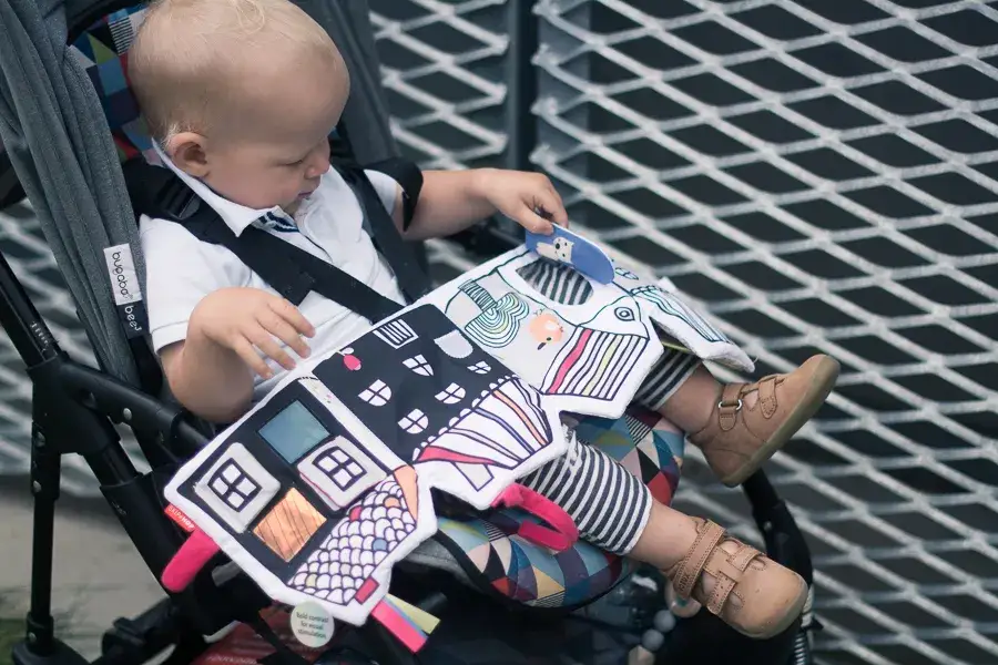 Książeczka sensoryczna: Przewodnik, jak wybrać idealną dla rozwoju dziecka