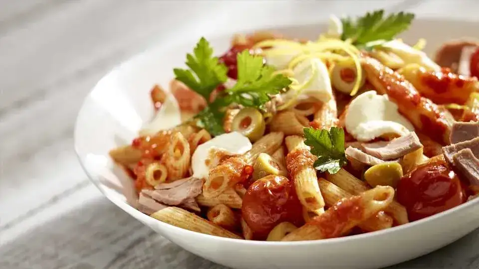 Prosty przepis na makaron penne z tuńczykiem, który zachwyci smakami