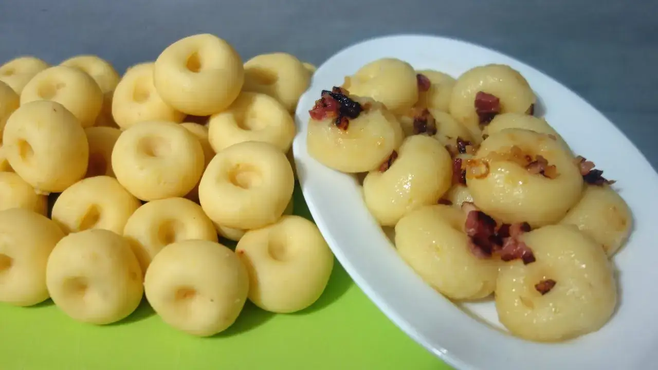 Idealne kluski śląskie z dziurką: Przepis krok po kroku