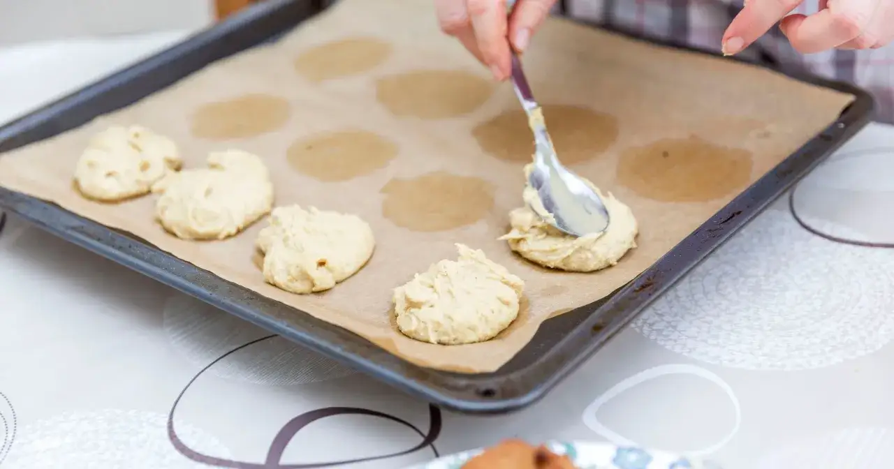Jak zrobić ciastka bez pieczenia w 15 minut – proste przepisy, które zachwycą