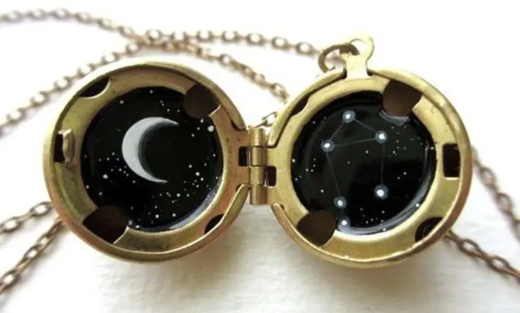 Wisiorek księżyc znaczenie: odkryj jego symbolikę i moc talizmanu