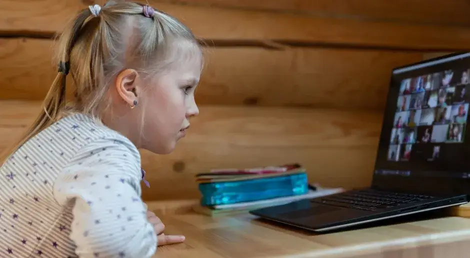 Nauczanie w chmurze ile kosztuje? Poznaj ukryte wydatki i opłaty