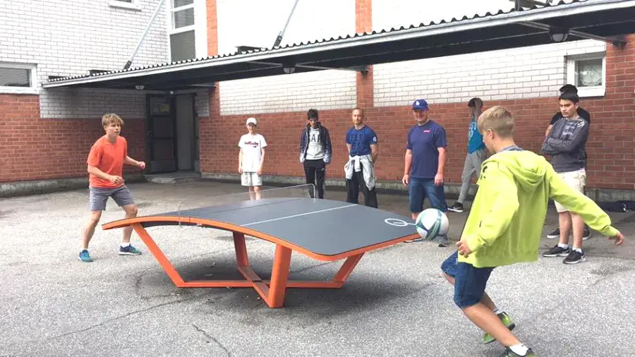 Czy w tenisie można odbić piłkę nogą? Poznaj zasady gry