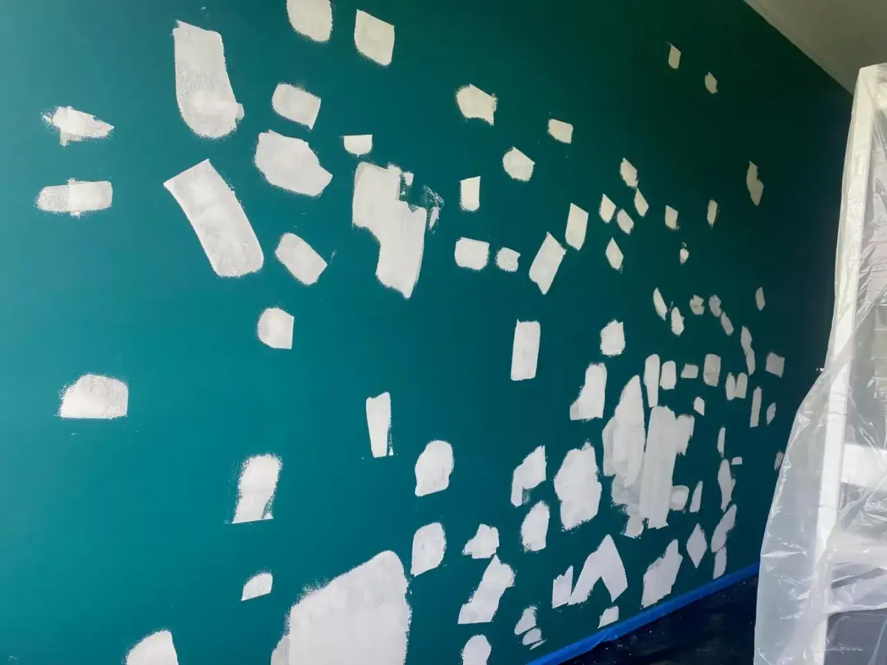 Ile kosztuje pomalowanie mieszkania 50 m2? Sprawdź, co wpływa na cenę