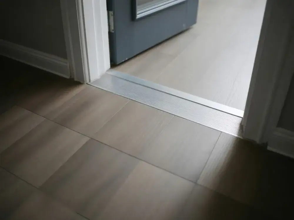 Jak zakończyć panele przy drzwiach? Uniknij błędów i wykończ idealnie!