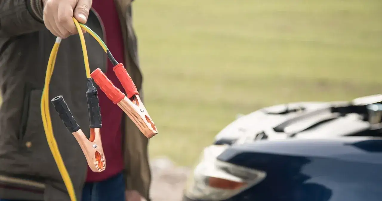 Prawidłowa kolejność podłączenia kabli rozruchowych dla bezpieczeństwa