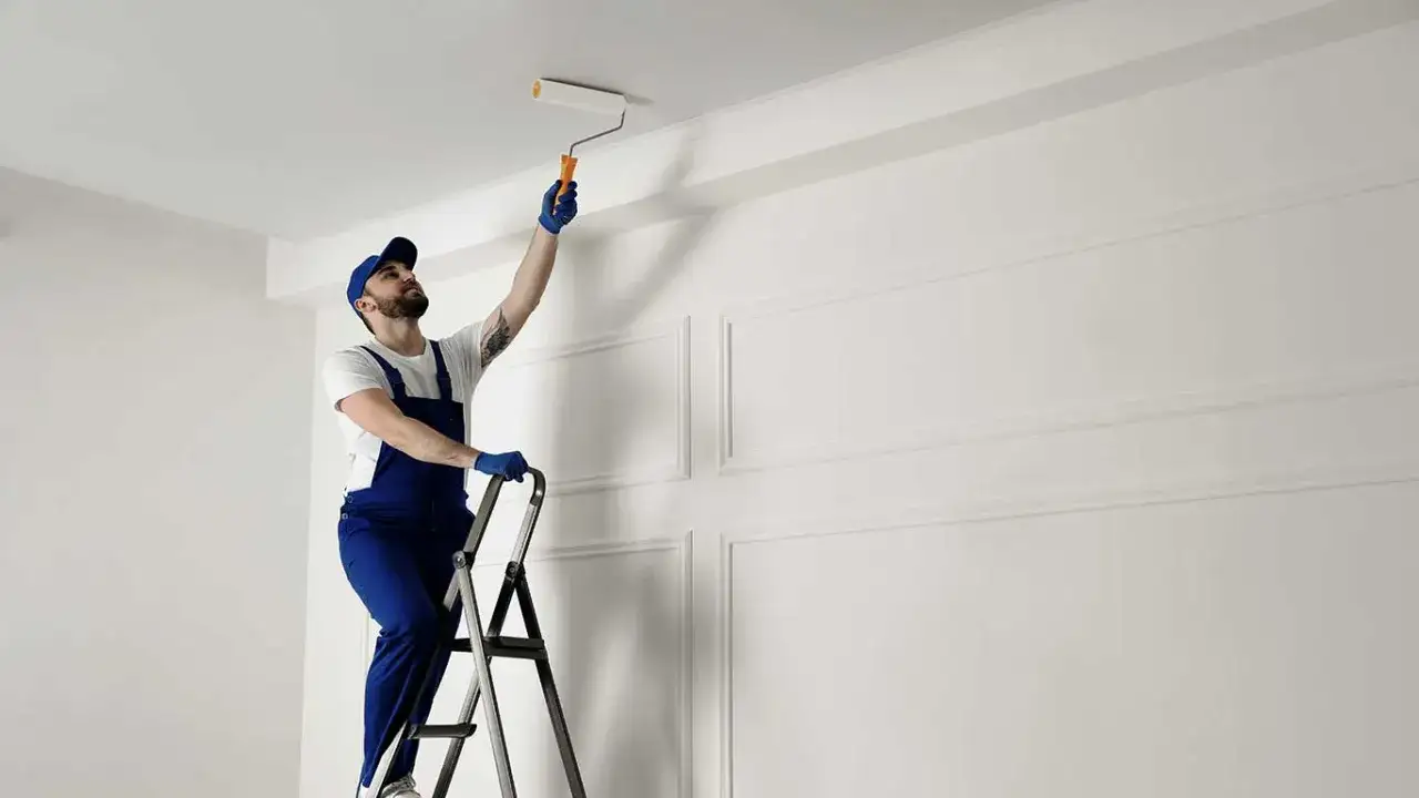 Czy gruntować sufit przed malowaniem? Poznaj kluczowe zalety i koszty