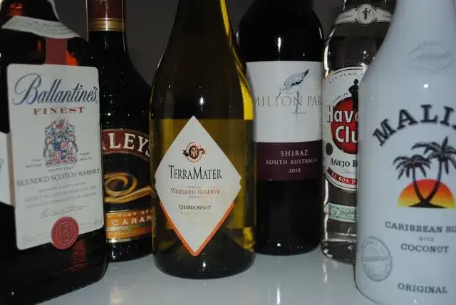 Kto roznosi wódkę na weselu? Odkryj tradycje i nowoczesne podejścia