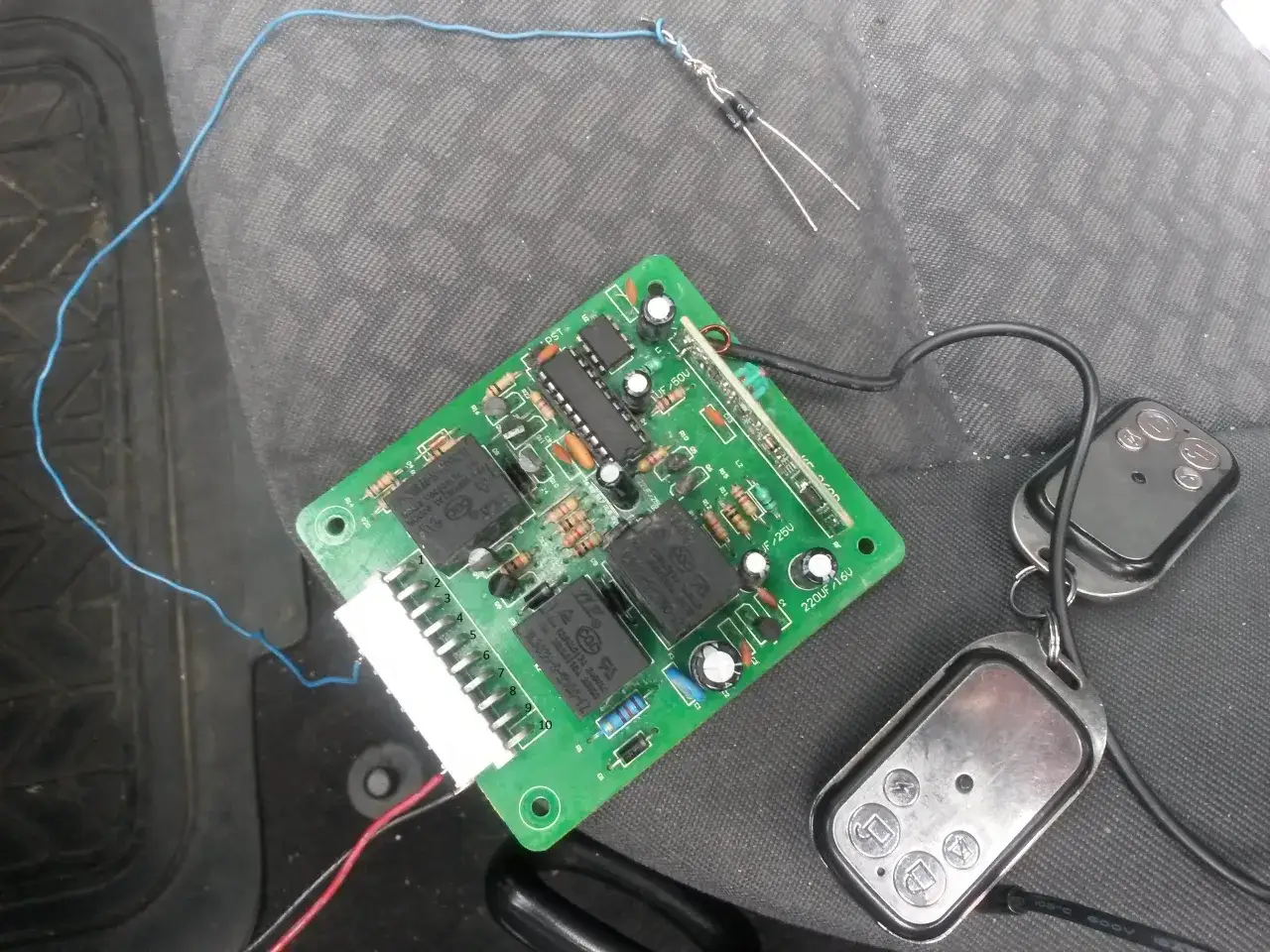 Schemat sterownika centralnego zamka do Audi A4 B5 z pilotami.