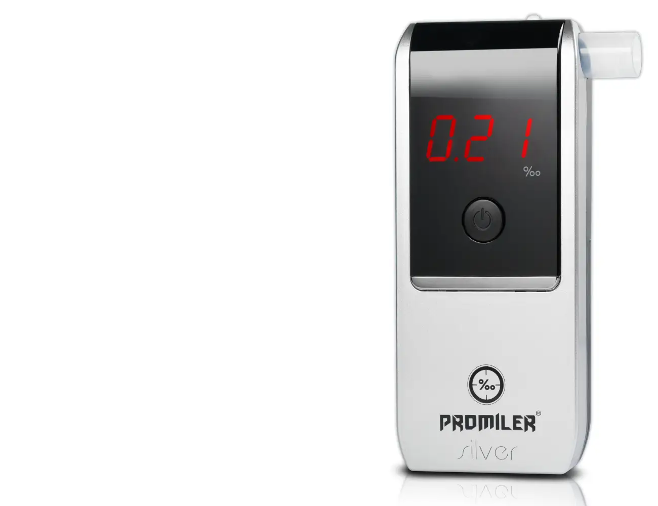 Srebrny alkomat cyfrowy z wyświetlaczem pokazującym wynik 0.21‰.