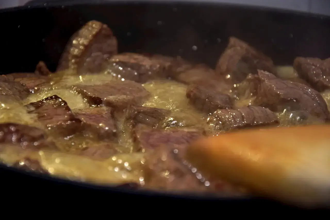 Jak zamarynować wołowinę na gulasz, by mięso było kruche i aromatyczne