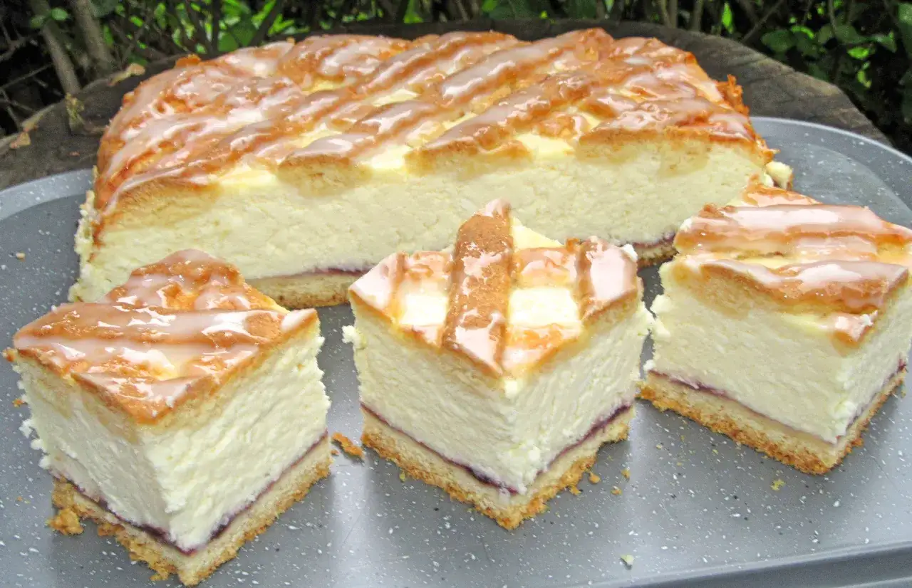 Pyszny sernik z kratką z lukru. Idealny przepis na kruche ciasto pod sernik, które zachwyci każdego.