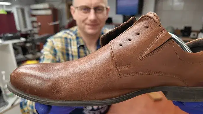 Jak nabłyszczyć buty ze skóry, aby uniknąć matowienia i zniszczeń