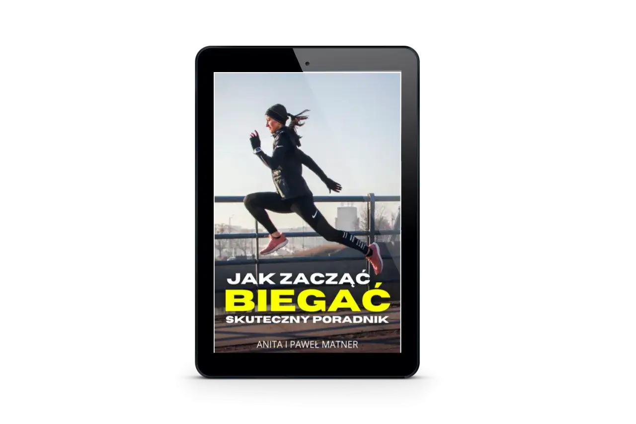 Kobieta w stroju sportowym skacze, na ekranie tabletu widnieje napis "Jak zacząć biegać. Skuteczny poradnik".
