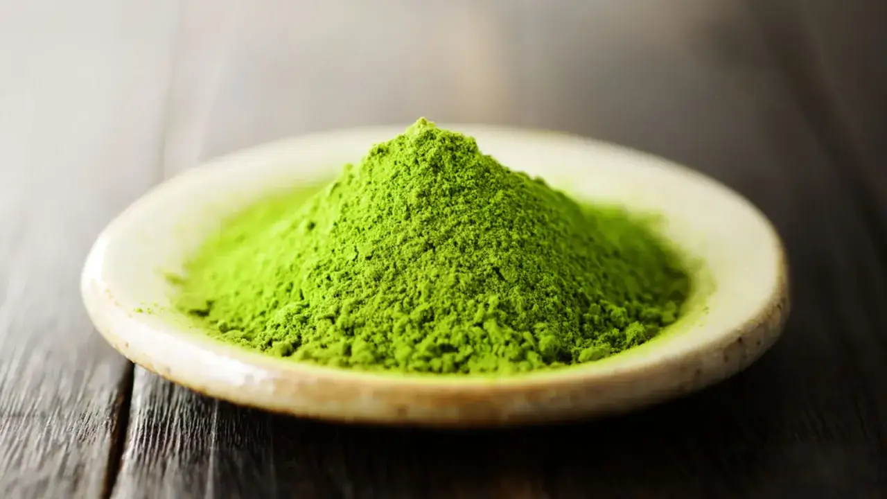 Matcha zawiera kofeinę: Jak działa i ile jej ma?