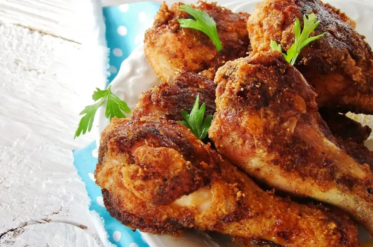 Ile smażyć udka z kurczaka, aby były soczyste i chrupiące?