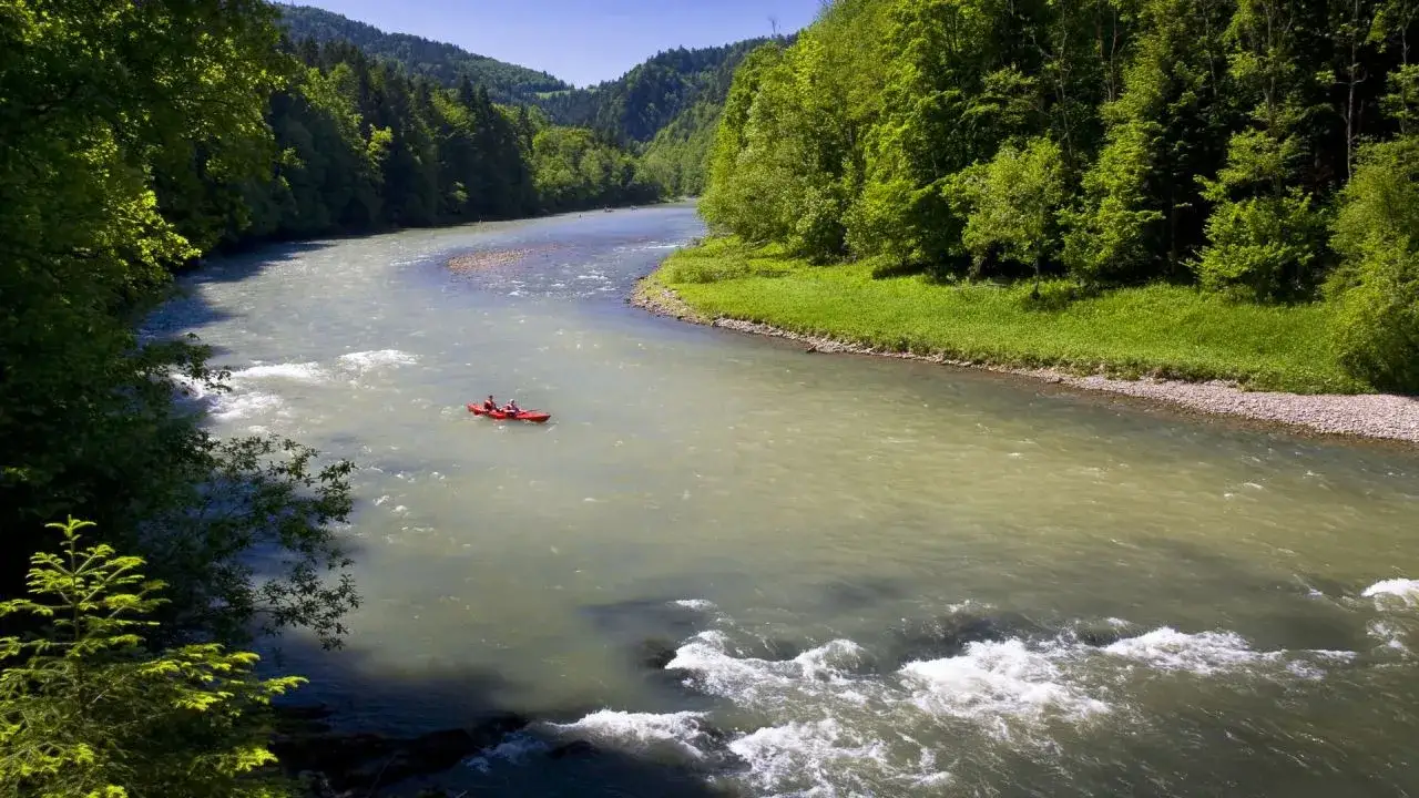 Najlepsze spływy kajakowe w Polsce: odkryj niezapomniane trasy