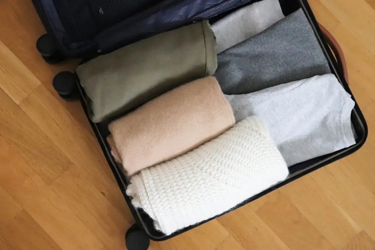 Jak spakować walizkę bez bałaganu – proste triki na efektywne pakowanie