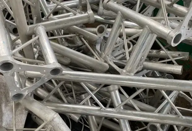 Ile kosztuje aluminium w skupie? Sprawdź aktualne ceny i typy