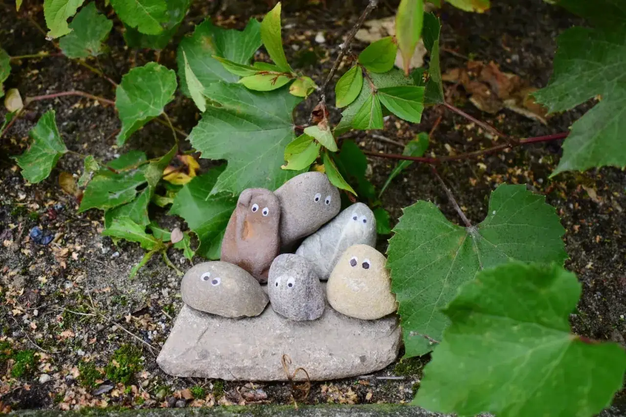 Jak samodzielnie zrobić ozdoby z kamienia do ogrodu - poradnik dla każdego