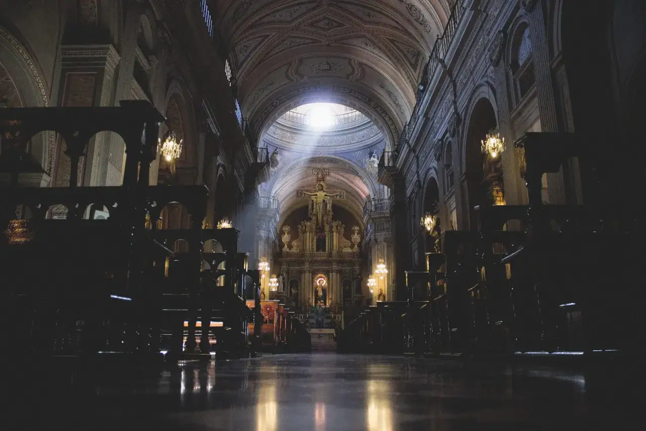 Co to jest kościół święty i dlaczego ma kluczowe znaczenie w wierze?