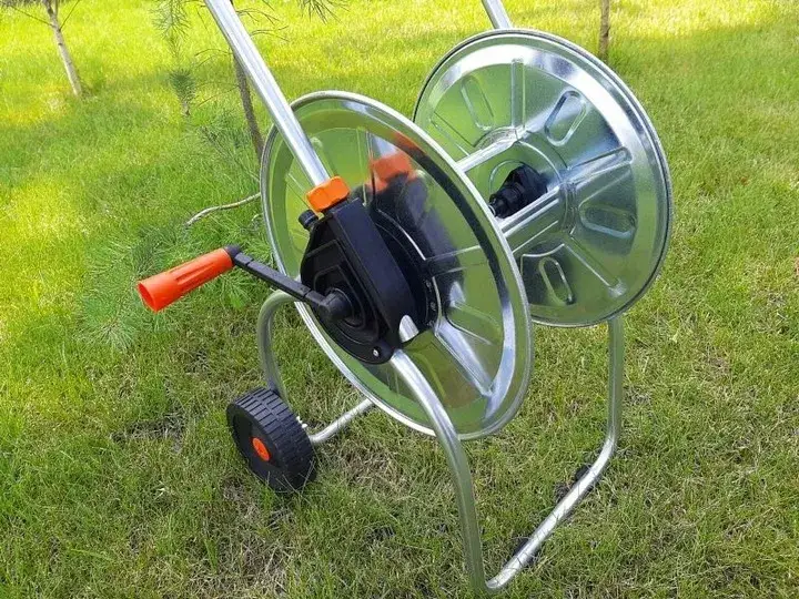 Zrób zwijak do węża ogrodowego i uporządkuj swój ogród łatwo i tanio