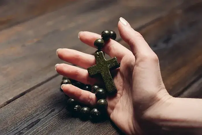 Dlaczego warto odmawiać różaniec? Odkryj duchowe korzyści tej modlitwy