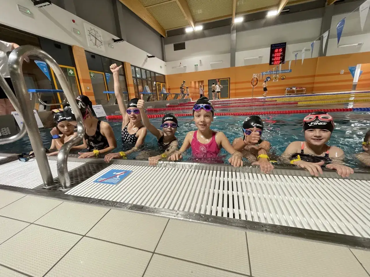 Jak długo trwa nauka pływania? Odkryj, co wpływa na czas nauki