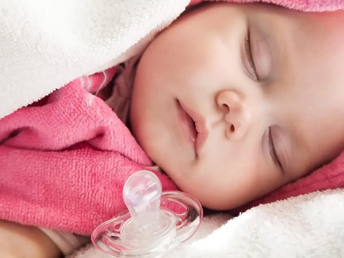 Jaki smoczek dla niemowlaka karmionego piersią? 5 kluczowych rad