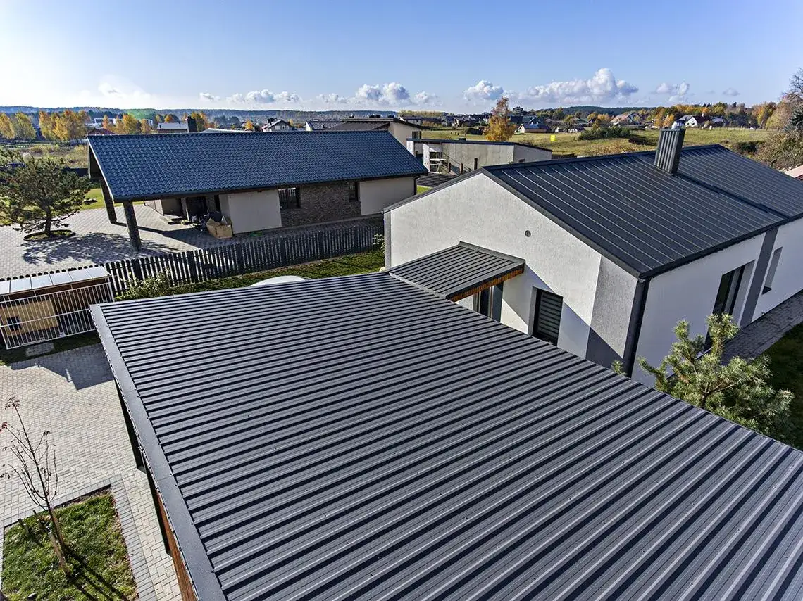 Blacha trapezowa na dach: zalety, montaż i koszty - poradnik