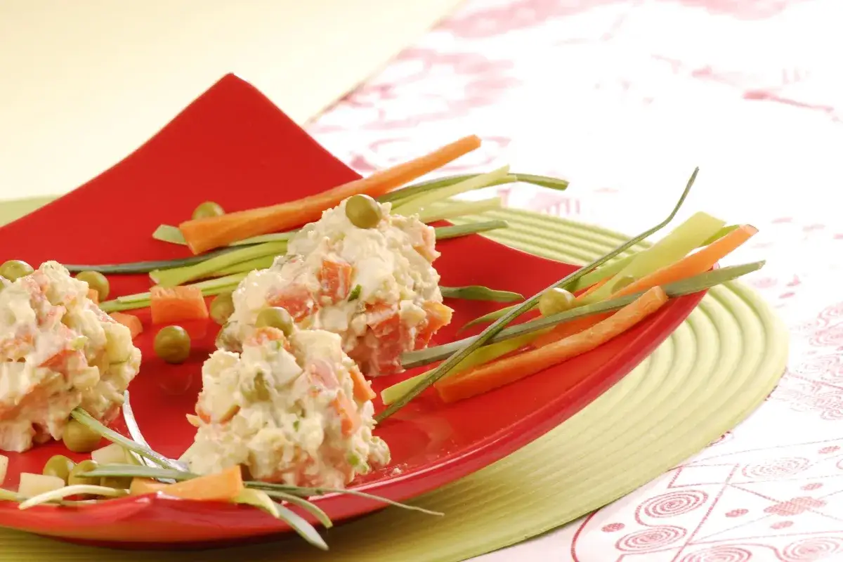 Perfekcyjne czasy gotowania warzyw do sałatki jarzynowej bez przekroczenia granicy smaku