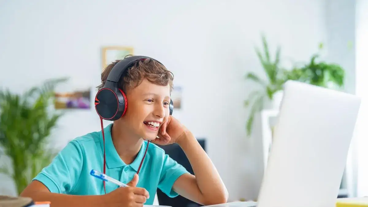 Czy szkoła w chmurze jest legalna? Poznaj prawdę o edukacji online