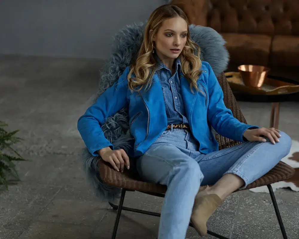 Granatowa ramoneska stylizacje – jak stworzyć niezapomniane looki?